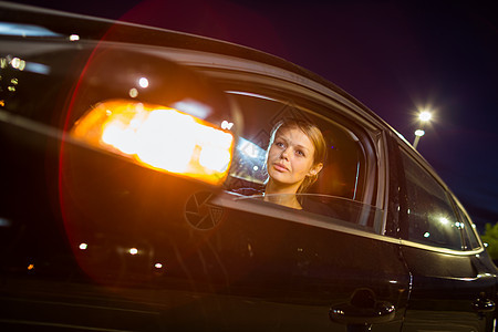 夜间驾驶汽车转速兜帽女士空气水器收音机运输戏剧性车辆女性图片