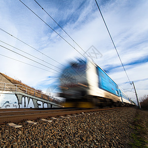 快速火车在美妙的夏日 在桥下通过图片