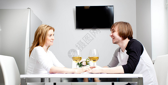 青年妇女及其丈夫喜悦女朋友男人菜单照片女孩桌子餐桌餐厅咖啡店图片