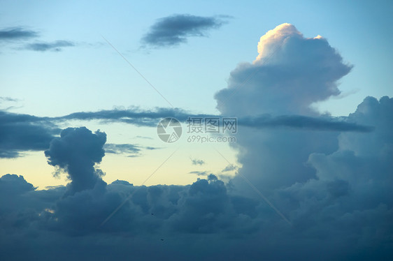 夜空中的云朵图片