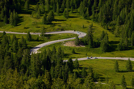 阿尔卑山路基础设施农村小路远景山脉丘陵树木远足太阳场地图片
