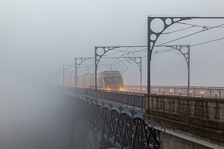 晨雾天气海峡铁路爬坡旅行栅栏建筑学城市电缆薄雾背景图片