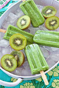 绿色冰棒和新鲜的kiwi果味托盘冰柜食物冰淇淋茶点汽水食谱水果棒冰图片