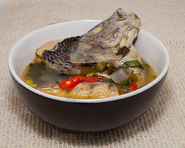鱼的热汤和酸汤配菜辣椒杯子洋葱美味勺子美食蛇头淡水食物背景图片