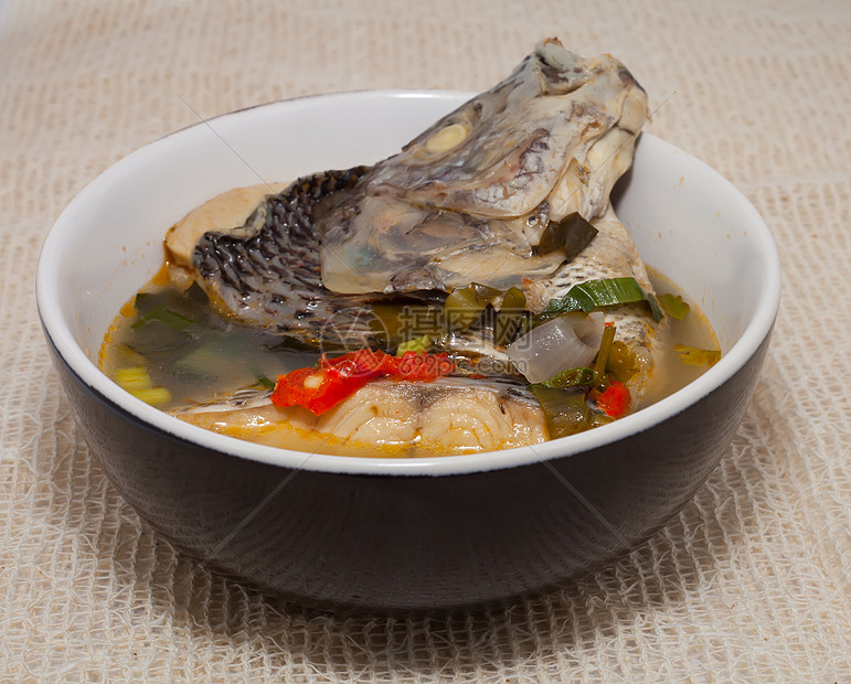 鱼的热汤和酸汤配菜辣椒杯子洋葱美味勺子美食蛇头淡水食物图片
