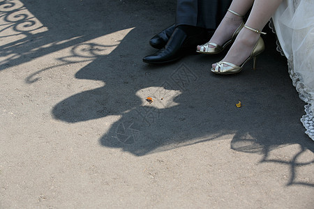阴影身体反射靴子鞋带新娘裙子婚礼女士男人压痛图片