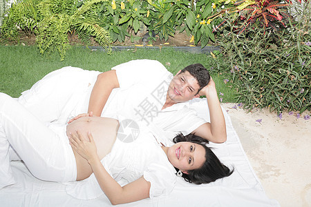 与丈夫在户外露宿的美丽的孕妇快乐图片