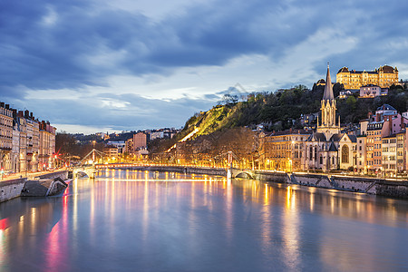 夜里里昂市萨昂河的景象历史性地标日落教会城市阳光景观天空日出背景图片