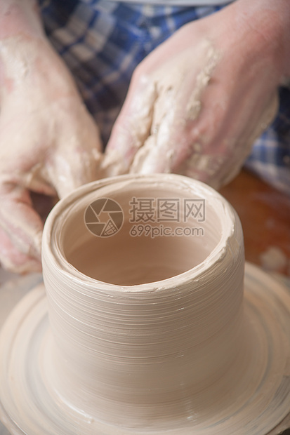 陶匠的手专注花瓶艺术手工业制造业拇指旋转模具车轮陶器图片