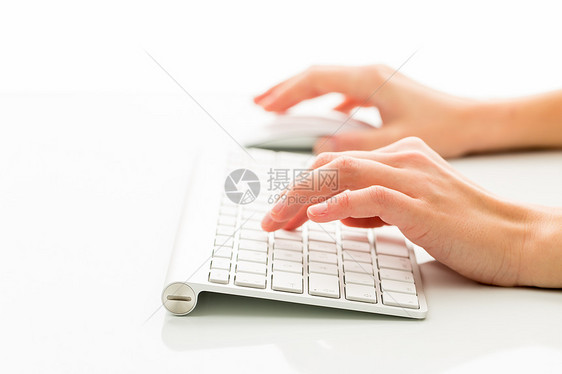 一个人用键盘在白背景上工作的人的手神经重复性手臂症状冒险麻痹伤害扭伤绷带保健图片