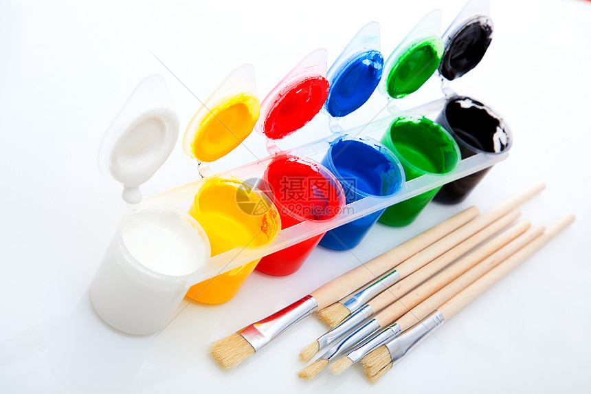 白色背景的油漆和刷子艺术水桶工具水粉风格装潢帆布水彩画笔绘画图片