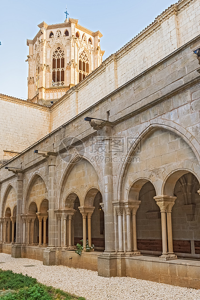 西班牙加泰罗尼亚巴塞罗那附近的波布尔特修道院建造窗户风光地方风格田园建筑学大教堂历史教会图片