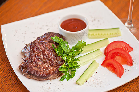 牛肉肉和葡萄酒食物美食蔬菜营养餐厅沙拉草药用餐鱼片胡椒图片