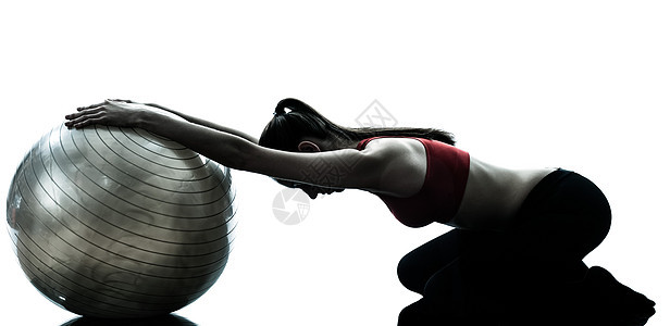 妇女锻炼健身球的光影健身房白色练习运动装阴影女士运动背光训练图片