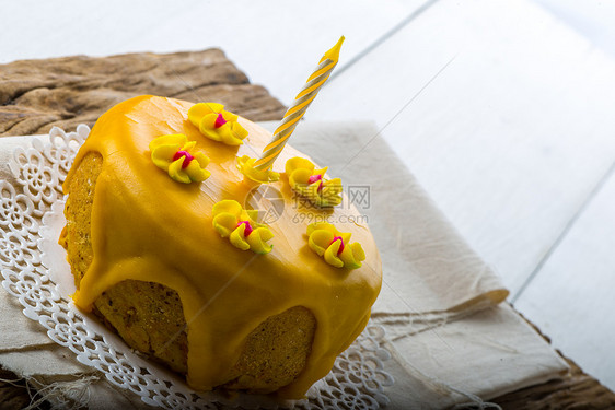 黄色生日蛋糕 配香草粉图片
