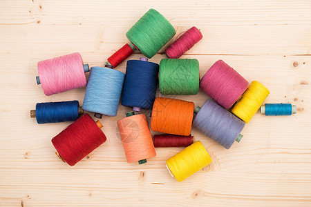 表格上的多彩线纺织品工艺制衣材料针线活剪裁刺绣卷轴创造力桌子图片