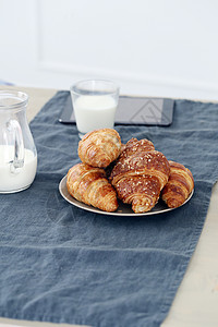 餐桌上美味的早餐甜点烹饪玻璃面包小麦标签面粉羊角食谱产品图片