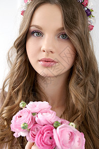 有花的美丽女孩房子裙子玫瑰成人优雅嘴唇衣服青年化妆品口红图片