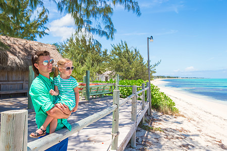 年轻父亲及其女儿在热带岛屿上行走异国男人家庭海滩父母幸福爸爸女孩海滨孩子图片