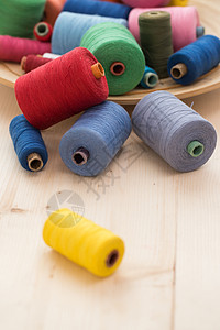 表格上的多彩线创造力丝绸工作线圈盘子桌子工艺衣服穿线爱好图片