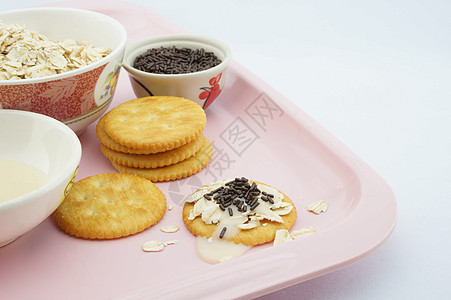 粉红色盘子上的甜甜饼干图片