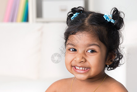 小印度女婴的肖像图片