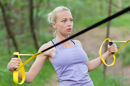 通过户外健身带培训女性森林教练耐力活力数字讲师运动员公园身体图片
