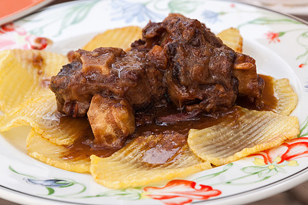 炸土豆的牛尾炖肉餐厅美食乡村食物盘子土豆味道炖肉牛尾尾巴图片