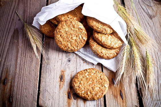新鲜脆麦燕麦饼干和耳朵饮食木头芯片乡村早餐小吃蛋糕小麦甜点食物图片