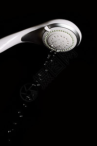 隔离的现代淋浴浴室洒水器自来水黑色流动温泉家庭洗澡沐浴工具水滴图片