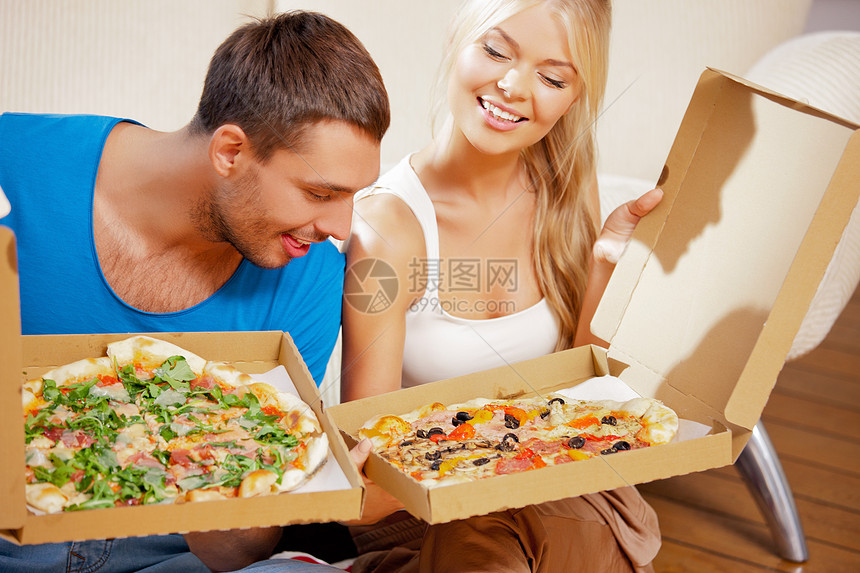 浪漫情侣在家吃比萨饼恋人叶子微笑小吃喜悦女性快乐家庭男人男朋友图片