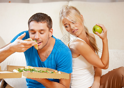 夫妻吃不同的食物微笑丈夫营养愤怒主妇嫉妒妻子活力饮食垃圾图片