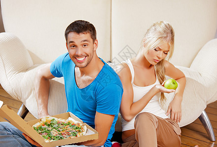 夫妻吃不同的食物妻子饮食主妇垃圾维生素微笑家庭脂肪男人营养图片