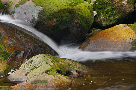 连级瀑布喷水岩石苔藓运动石头巨石激流公园山脉图片