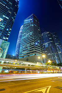 晚上在香港的灯光小道驾驶商业地标办公室旅游天际摩天大楼交通天空小时图片