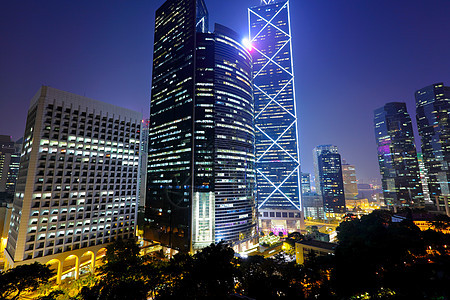 夜间办公大楼城市地标日落蓝色工作反射市中心天空摩天大楼景观图片