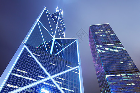 夜里现代摩天大楼图片