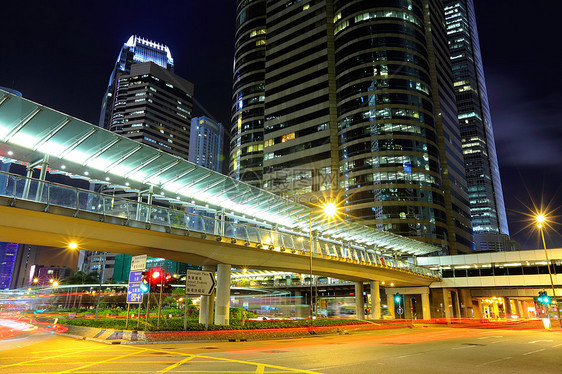 夜间在香港的交通公共汽车建筑学运动中心摩天大楼商业天际建筑高峰速度图片