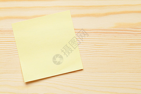 木背景上的黄笔纸图片
