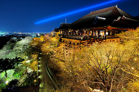 在京都的夜间寺庙图片