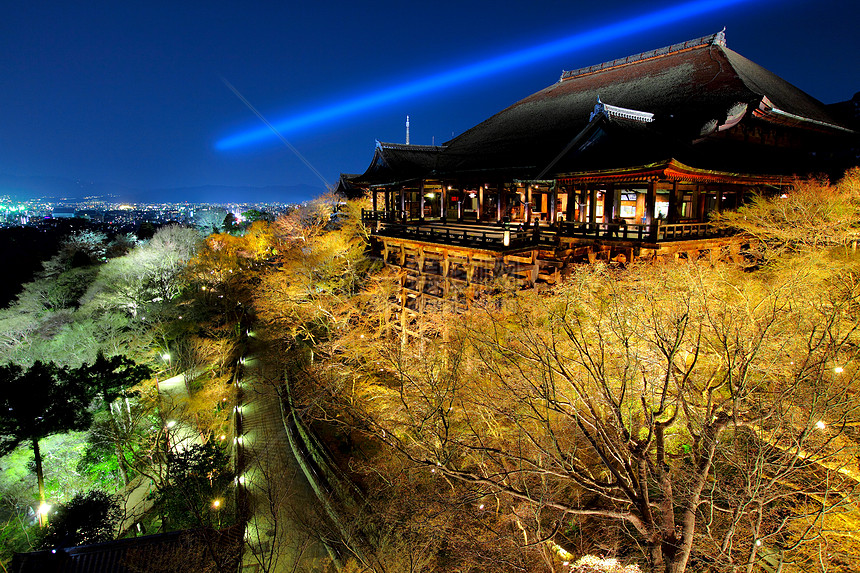 在京都的夜间寺庙图片