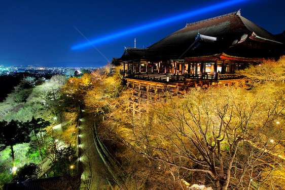 在京都的夜间寺庙图片