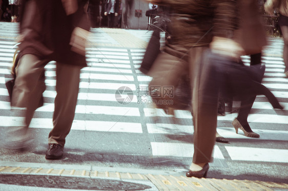 东京市公交公司生活交通穿越人行道人群人士建筑城市商业商务图片