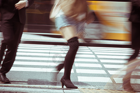 人们在斑马过境点用高峰时间通勤斑马线人士女性城市男士街道商务路口速度行动图片