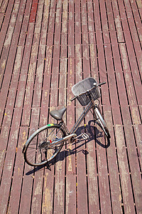 木制背景的自行车图片