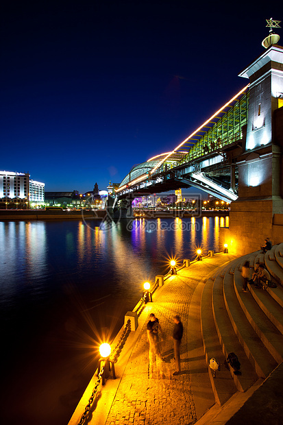 莫斯科城市夜间风景和一座桥梁图片