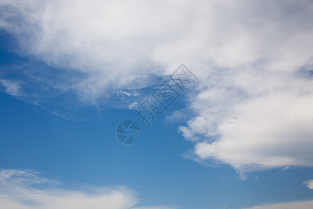 蓝色天空中的云避风港平流层晴天框架天气阳光风景空气气象太阳图片