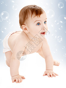 爬起来的婴儿男孩向上看新生尿布喜悦育儿生活肥皂皮肤幸福微笑童年图片