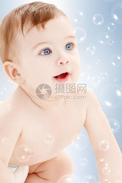 爬起来的婴儿男孩向上看男生幸福气泡育儿男性卫生快乐生活尿布微笑图片