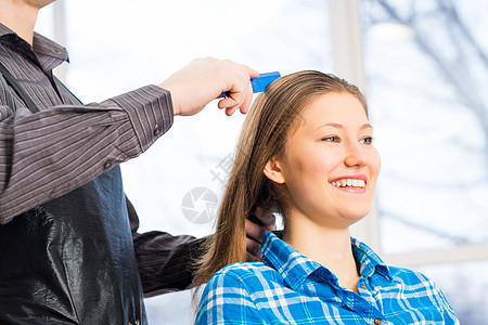 理发师和客户理发店头发梳子客厅女性商业美发顾客发型师梳妆台图片